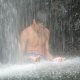 97- Romain sous la douche 